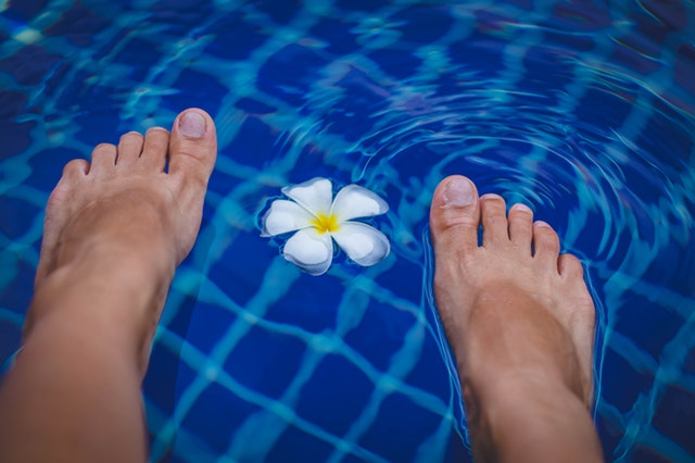 Nohy ponořené do bazénu